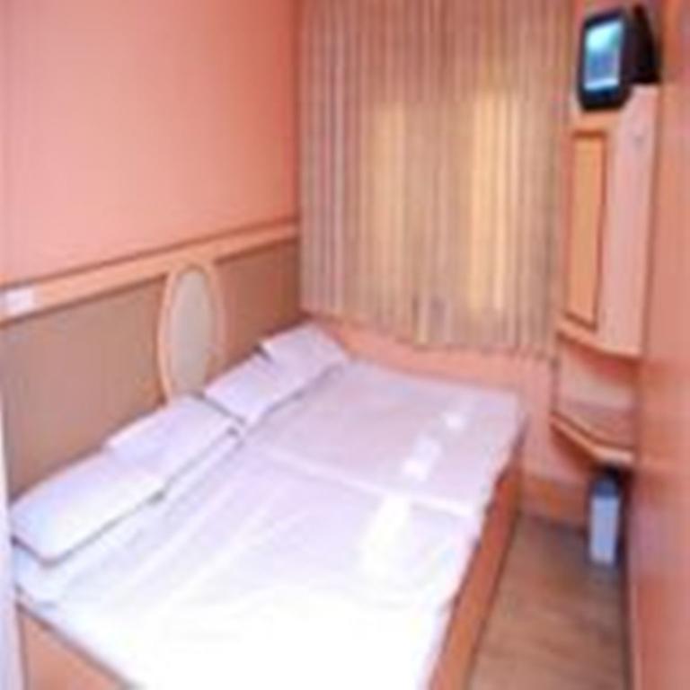 Hotel Hans International New Delhi Room photo