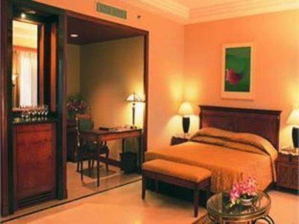 Hotel Hans International New Delhi Room photo