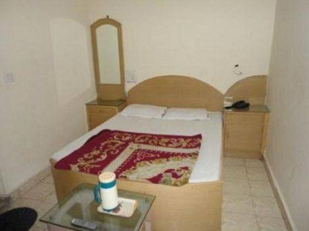 Hotel Hans International New Delhi Room photo